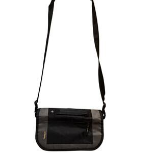 Crossbody Targus bag ❤️